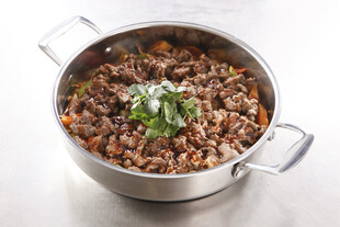 不锈钢锅中的美味肉馅