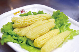 鲜嫩玉米摆盘清新诱人