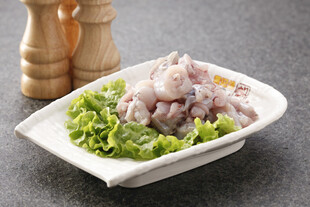 新鲜鱿鱼配生菜摆盘