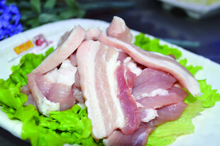 新鲜生猪肉食材展示