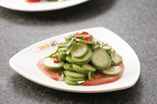 凉拌黄瓜配红椒