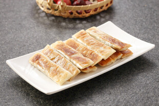 美味千层饼摆于白盘上