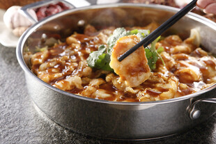 美味锅中菜肴筷子夹起