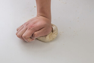 手揉面团的温馨瞬间