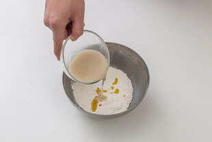 手倾液体入装有粉末的碗中