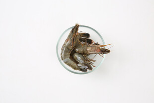 玻璃碗中的新鲜虾