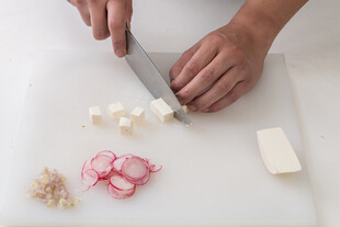 手艺人切制奶酪与配菜