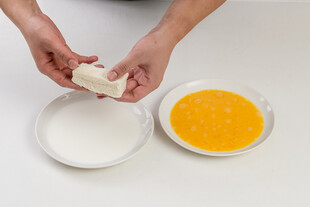 手工制作面食的准备场景