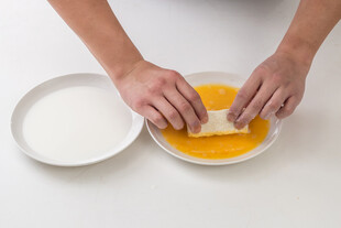 双手蘸蛋液裹食材瞬间