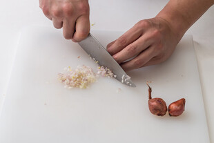 手起刀落切蒜瓣