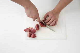 双手持刀切肉块