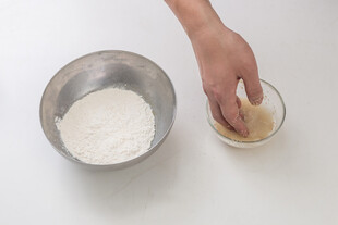 手在碗中处理面粉场景
