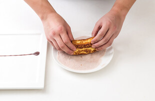 双手摆放美味糕点