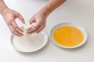 双手制作面点的温馨场景