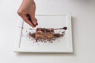 手作巧克力装饰美味蛋糕