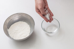 手将粉末倒入透明容器中