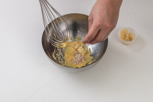 手动搅拌碗中食材