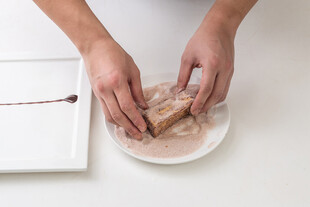 手工揉制面团的场景