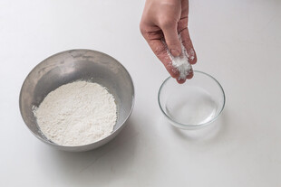 准备面粉与水进行调配