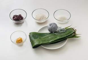 粽叶及多种食材准备包粽子