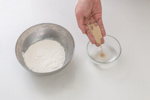 手往杯中倒食材的烹饪场景