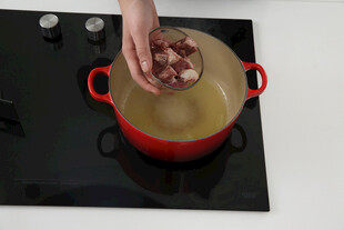 往锅中添加食材