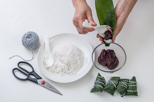 手工制作粽子的温馨场景