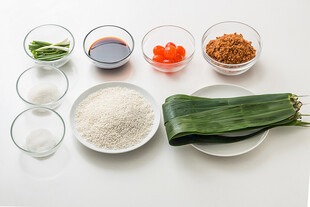 粽叶糯米等端午食材准备