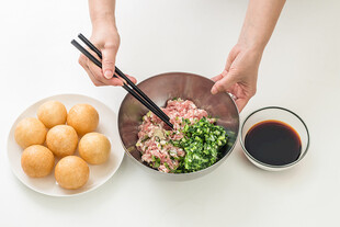 手工包饺子食材准备场景