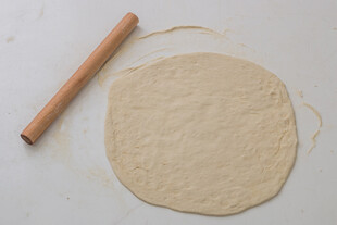 擀制中的面团与擀面杖
