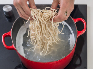 锅中煮制新鲜面条