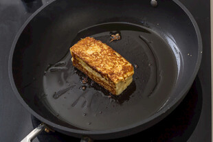 锅中煎制的美味食物