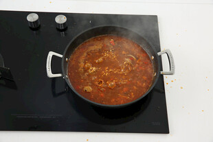 锅中炖煮的美味汤汁