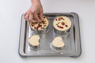 制作美味蛋糕的温馨瞬间