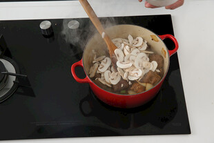 锅中烹饪的新鲜蘑菇