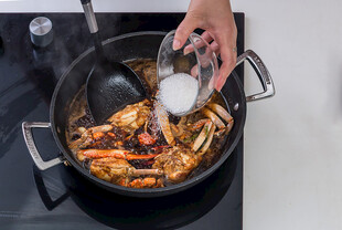 锅中烹饪美味海鲜