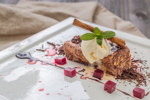 美味巧克力甜点配冰淇淋