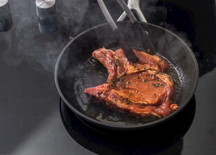 煎锅中的美味牛排