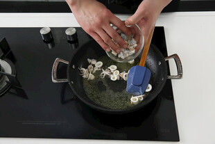 炉灶上双手烹饪的场景