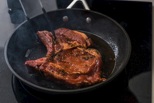 煎锅中的美味牛排