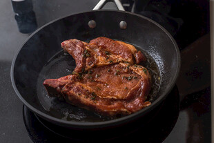 煎锅中的美味牛排