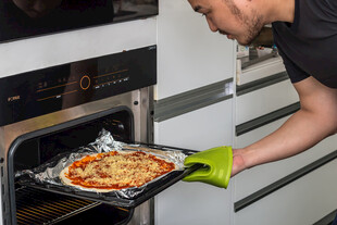 男子戴手套取出烤披萨