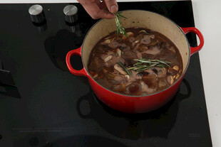 锅中炖煮的美味菜肴
