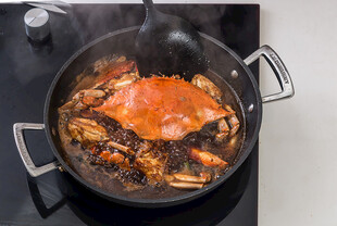 锅中烹饪的美味大螃蟹