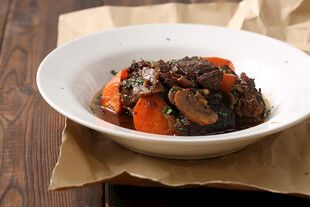 美味炖菜摆于白色碗中