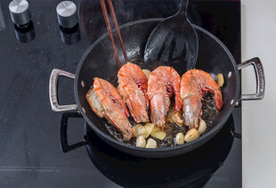 锅中美味大虾与配菜烹饪