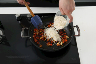 锅中烹饪撒米瞬间