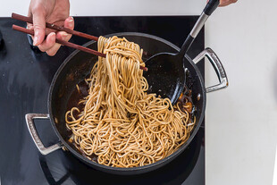 锅中翻炒的美味面条