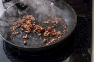 锅中翻炒的美味食材