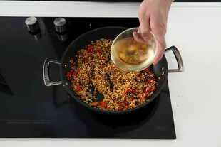 锅中烹饪美食倒入液体